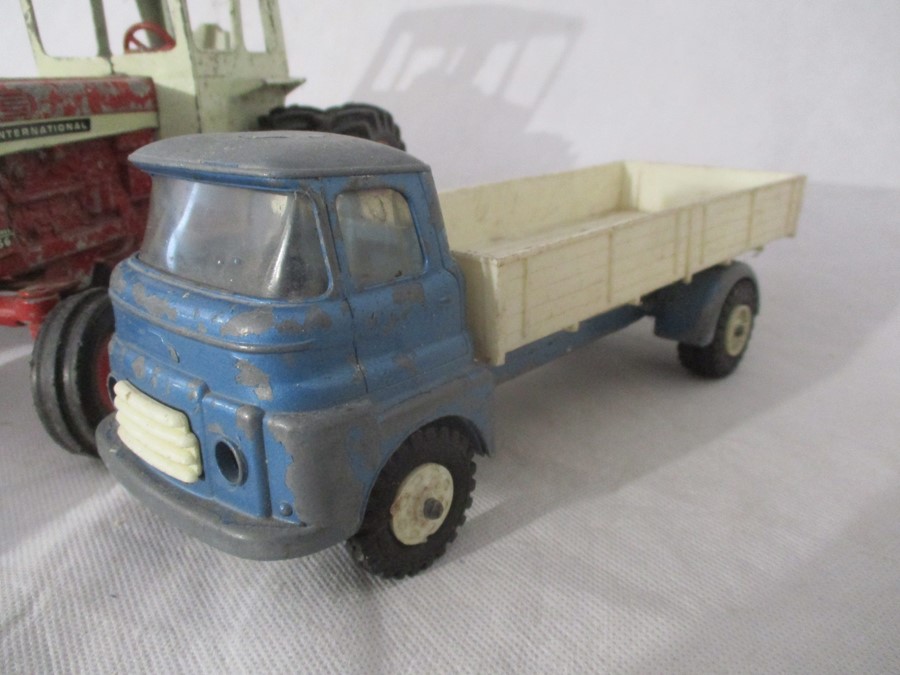 Four vintage Tri-ang Lorries, three flat bed, one tipper, plus a vintage tractor with two tin trucks - Bild 8 aus 21