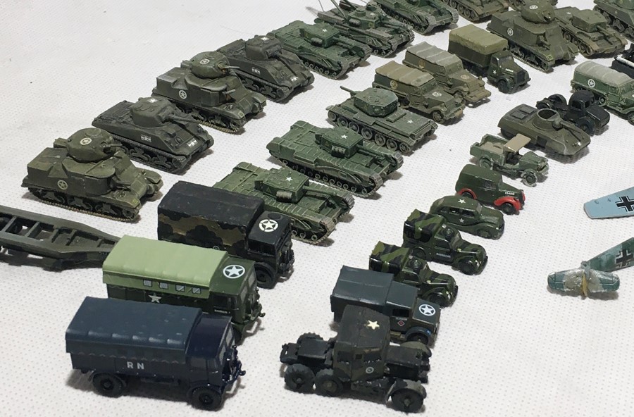 A collection of miniature model military vehicles - Bild 3 aus 3