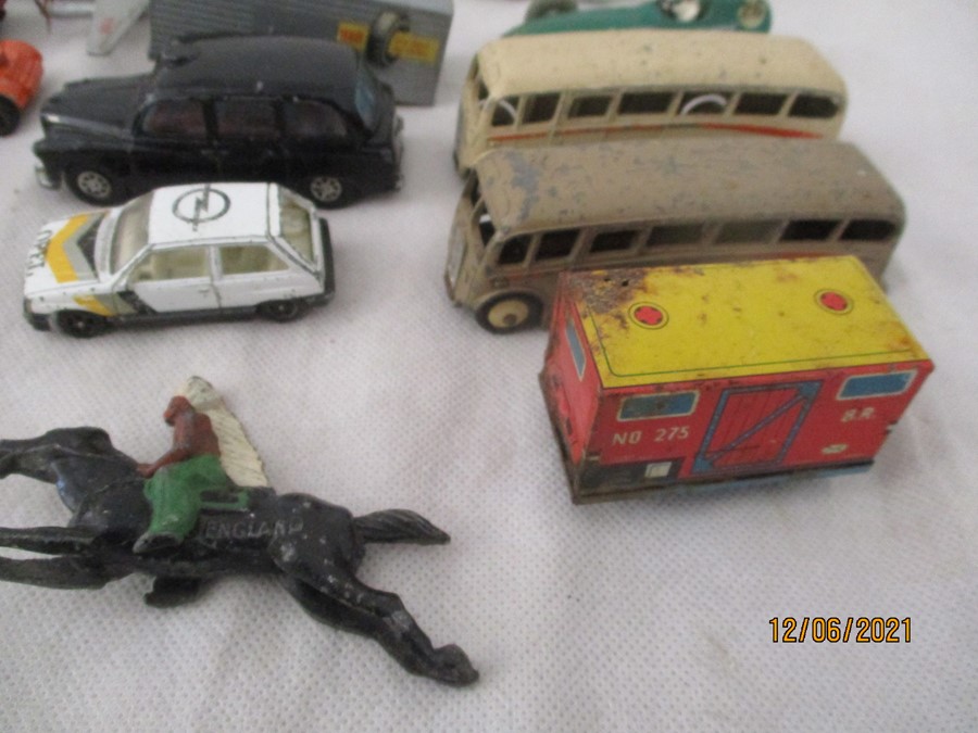 A collection of diecast toys including Dinky, Corgi, Matchbox etc. - Bild 2 aus 21