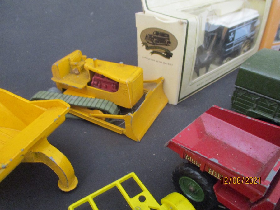 A selection of vintage play worn model cars including Lesney, Corgi and Dinky - Bild 25 aus 33