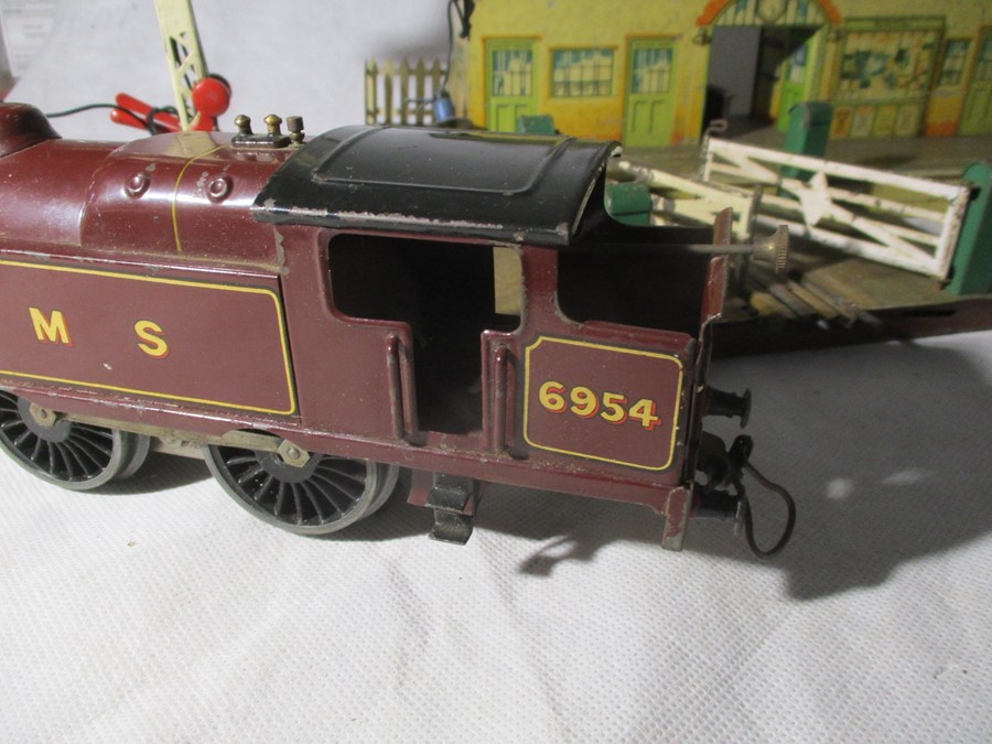 A boxed LNS Hornby train set, loco no. 6954 with various rolling stock etc. Tin plate station, - Bild 7 aus 10