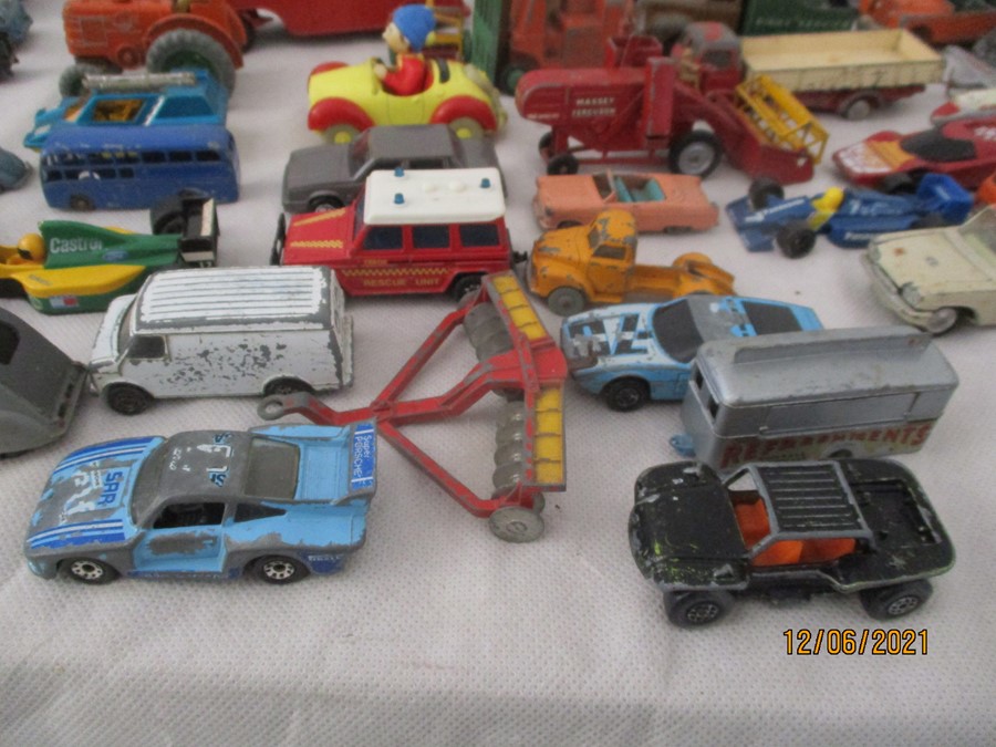 A collection of diecast toys including Dinky, Corgi, Matchbox etc. - Bild 13 aus 21