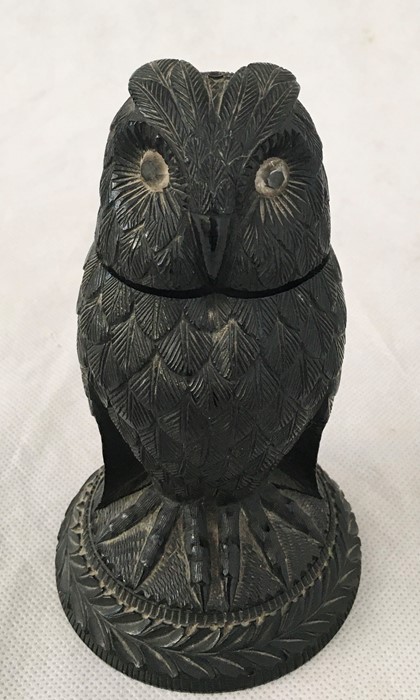 A Black Forest carved owl inkwell with glass eyes and hinged head - Bild 5 aus 5
