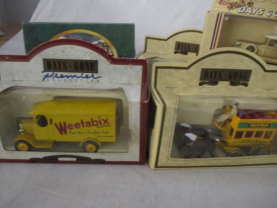 A collection of mainly boxed Lledo die-cast vehicles including "Days Gone" - Bild 6 aus 19