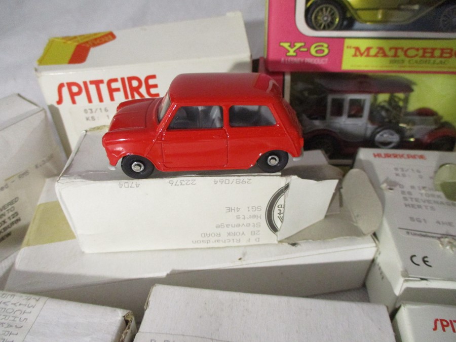 A collection of various die-cast vehicles including Matchbox, Corgi, Shell Classic Sportscars, - Bild 12 aus 13