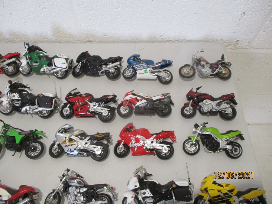 A collection of thirty six model motorcycles including Maisto etc - Bild 3 aus 8