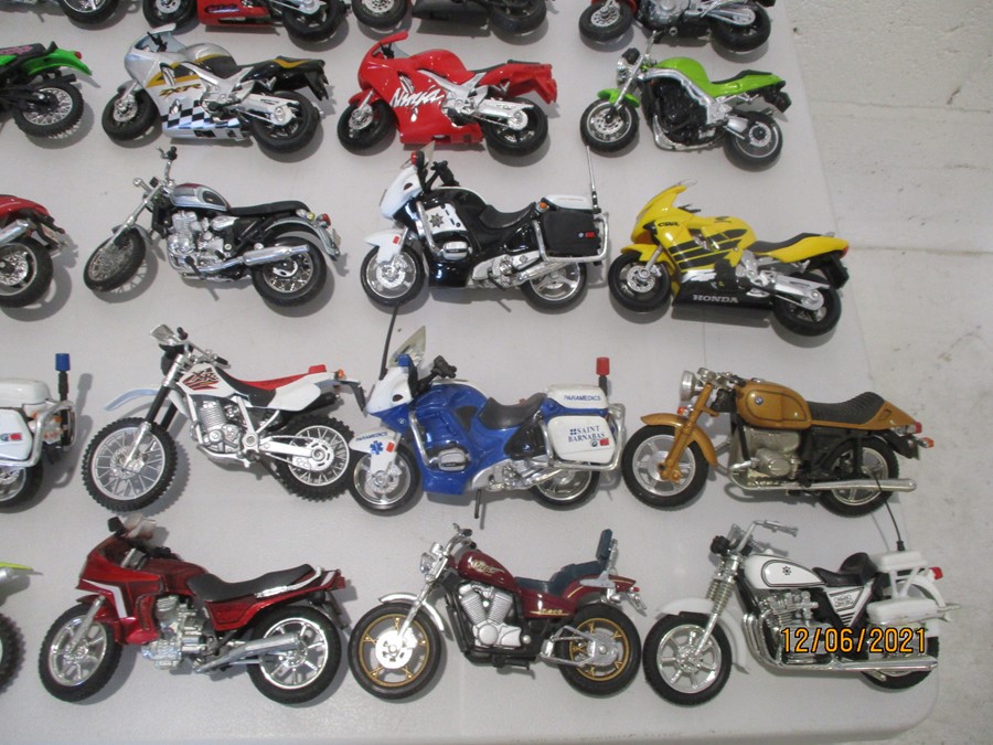 A collection of thirty six model motorcycles including Maisto etc - Bild 6 aus 8