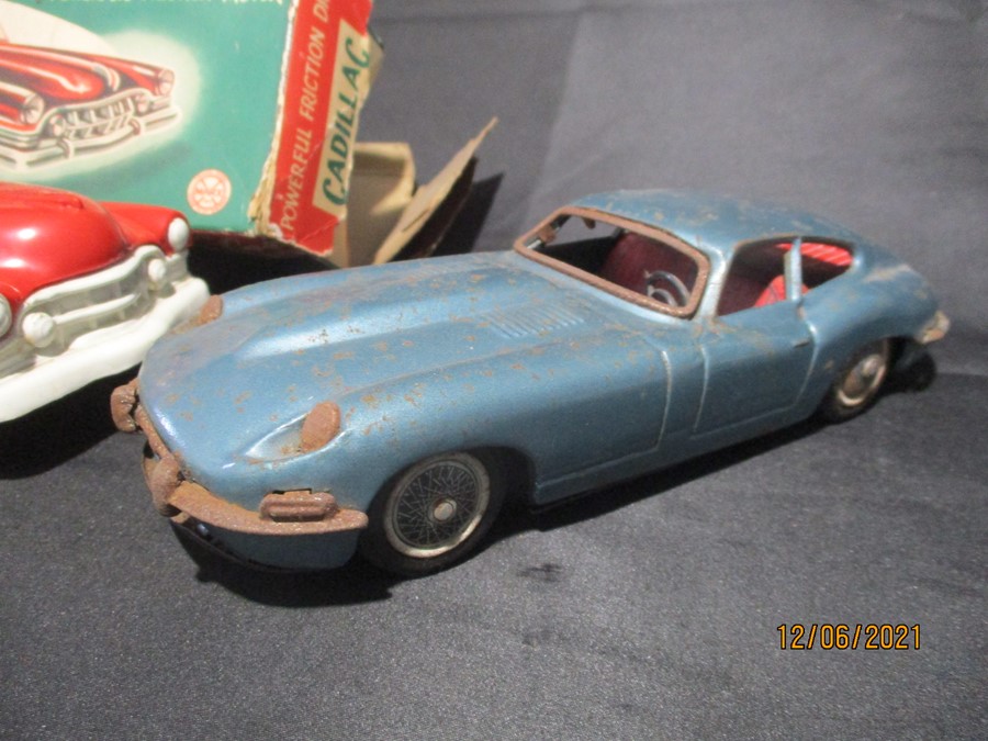 A tin plate friction driven Jaguar XK-E made in Japan and a boxed Marx Toys friction motor plastic - Bild 11 aus 14