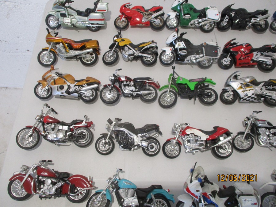 A collection of thirty six model motorcycles including Maisto etc - Bild 4 aus 8