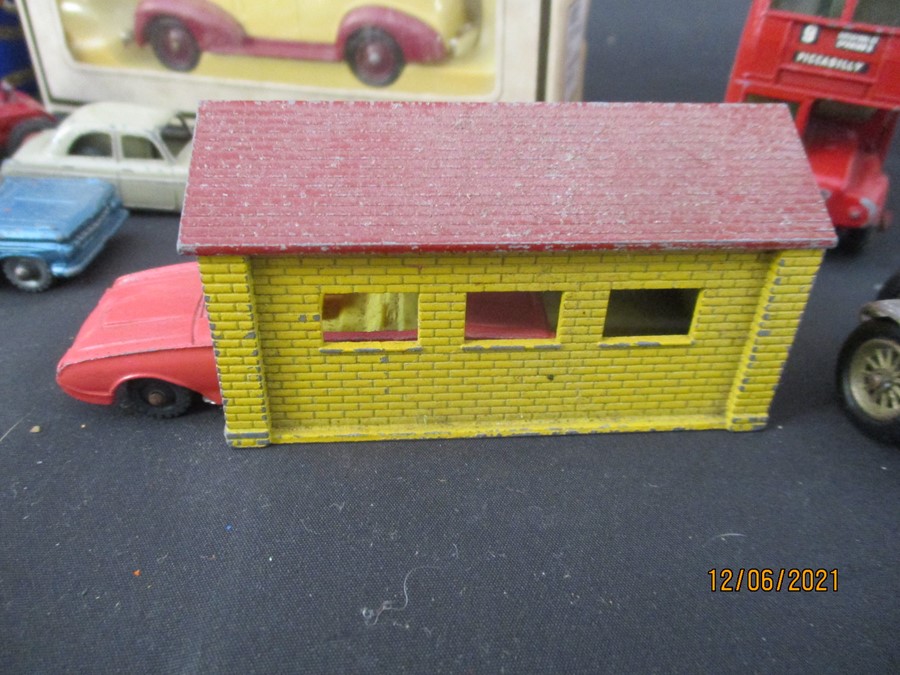 A selection of vintage play worn model cars including Lesney, Corgi and Dinky - Bild 33 aus 33