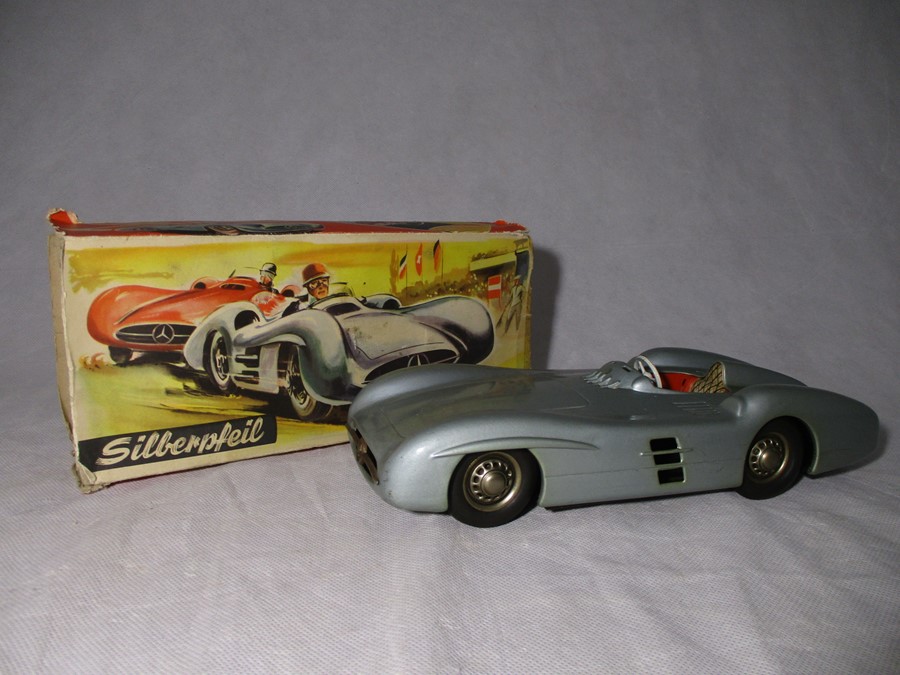 A Silberpfeil Mercedes Silver-Arrow tin plate friction driven open wheel racer model car, No 77, - Bild 2 aus 12