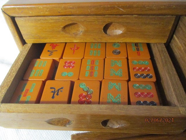 A vintage Mah-jong set in wooden case with incised decoration of junks on a river - Bild 3 aus 9