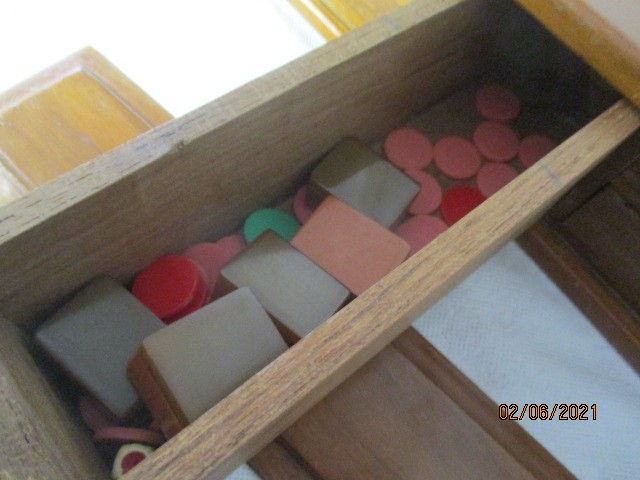 A vintage Mah-jong set in wooden case with incised decoration of junks on a river - Bild 6 aus 9