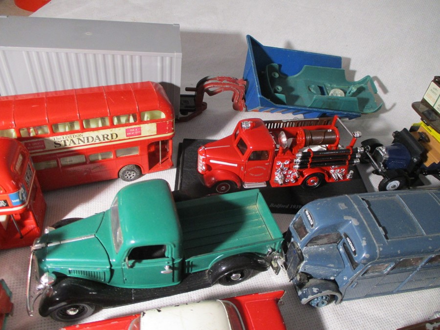 A collection of unboxed die-cast vehicles including Dinky, Corgi, Lledo, Matchbox etc - Bild 13 aus 16