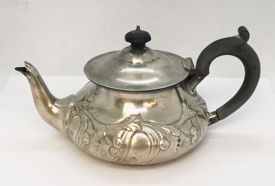 A hallmarked silver "bachelors" tea pot, London 1905, total weight 292g