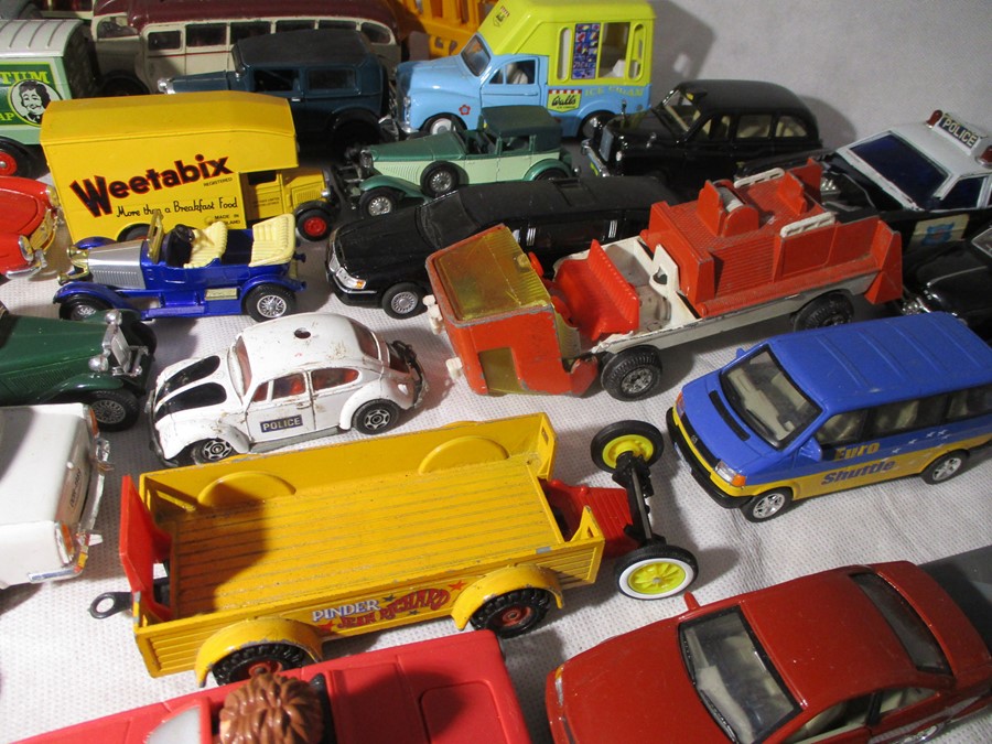 A collection of unboxed die-cast vehicles including Dinky, Corgi, Lledo, Matchbox etc - Bild 5 aus 16