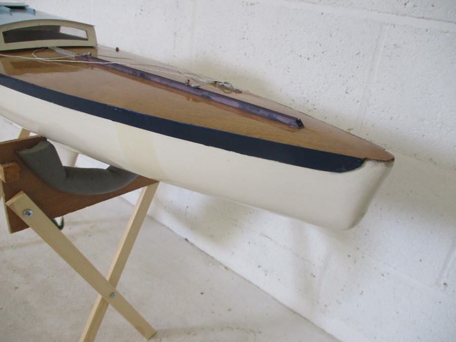 A large radio controlled pond yacht hull, length 130cm - Bild 3 aus 7