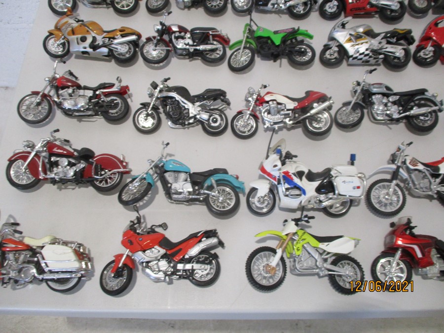 A collection of thirty six model motorcycles including Maisto etc - Bild 7 aus 8