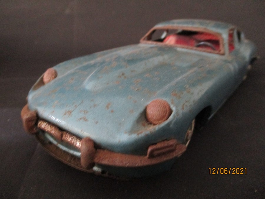 A tin plate friction driven Jaguar XK-E made in Japan and a boxed Marx Toys friction motor plastic - Bild 7 aus 14