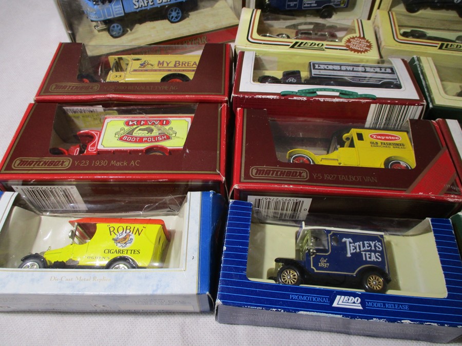 A collection of boxed die-cast vehicles including Lledo Days Gone, Matchbox Models of Yesteryear, - Bild 6 aus 9