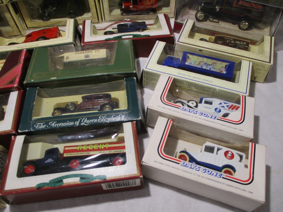 A collection of boxed die-cast vehicles including Lledo Days Gone, Matchbox Models of Yesteryear, - Bild 8 aus 9