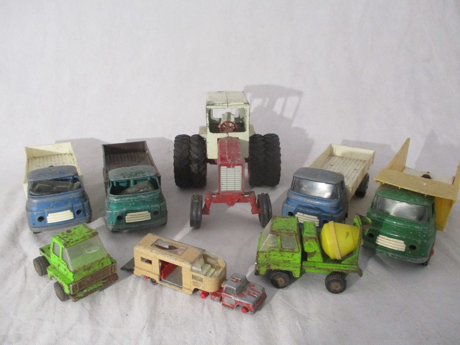 Four vintage Tri-ang Lorries, three flat bed, one tipper, plus a vintage tractor with two tin trucks - Bild 2 aus 21