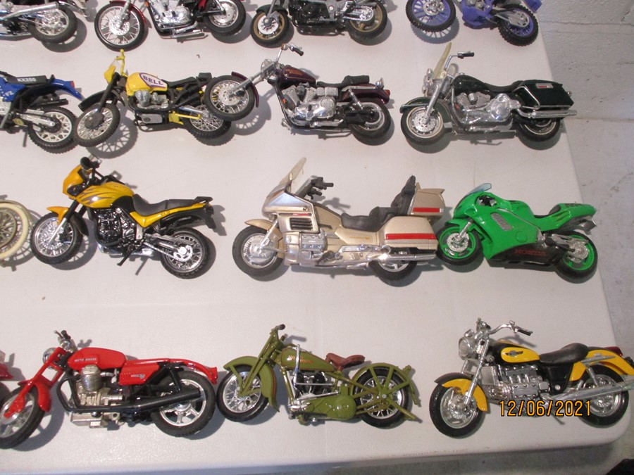 A collection of thirty six model motorcycles including Maisto etc. - Bild 4 aus 6