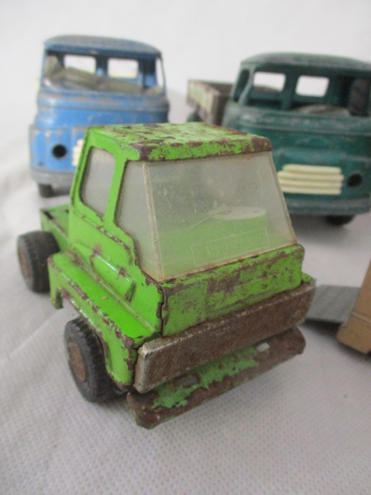 Four vintage Tri-ang Lorries, three flat bed, one tipper, plus a vintage tractor with two tin trucks - Bild 4 aus 21