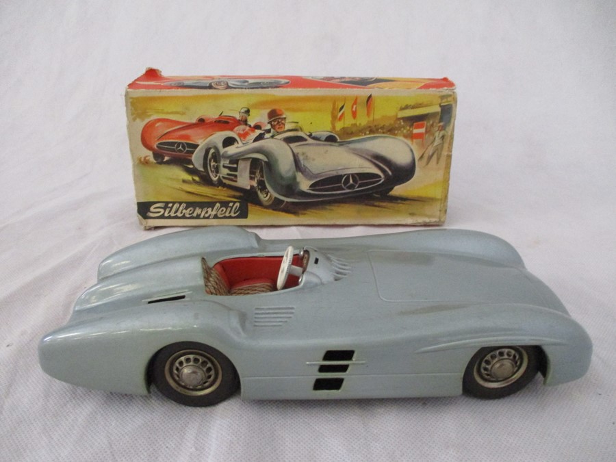 A Silberpfeil Mercedes Silver-Arrow tin plate friction driven open wheel racer model car, No 77, - Bild 7 aus 12