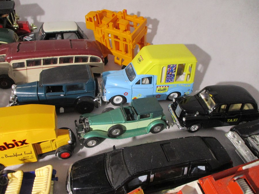A collection of unboxed die-cast vehicles including Dinky, Corgi, Lledo, Matchbox etc - Bild 6 aus 16