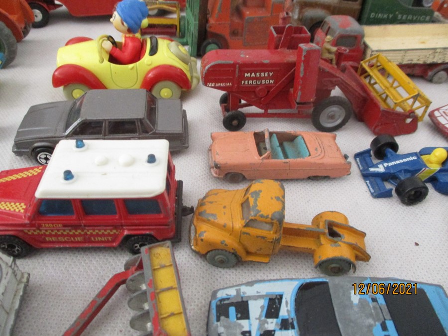 A collection of diecast toys including Dinky, Corgi, Matchbox etc. - Bild 12 aus 21