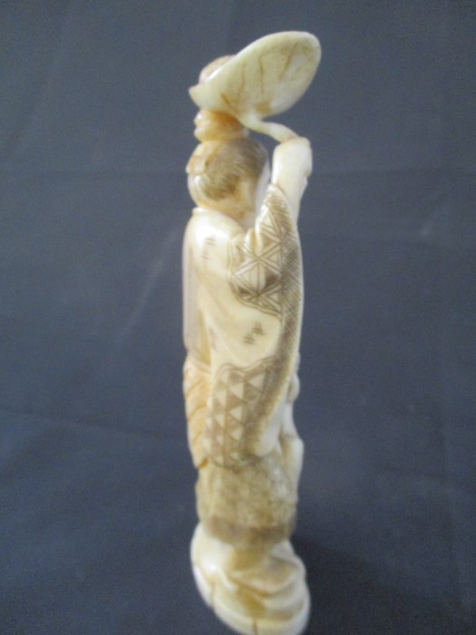 A 19th Century Japanese ivory Okimono of a man holding a lily pad over his head with a toad resting, - Image 6 of 7