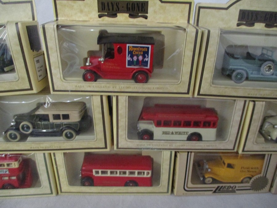 A collection of mainly boxed Lledo die-cast vehicles including "Days Gone" - Bild 11 aus 19