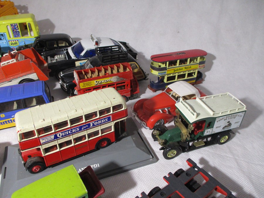 A collection of unboxed die-cast vehicles including Dinky, Corgi, Lledo, Matchbox etc - Bild 2 aus 16