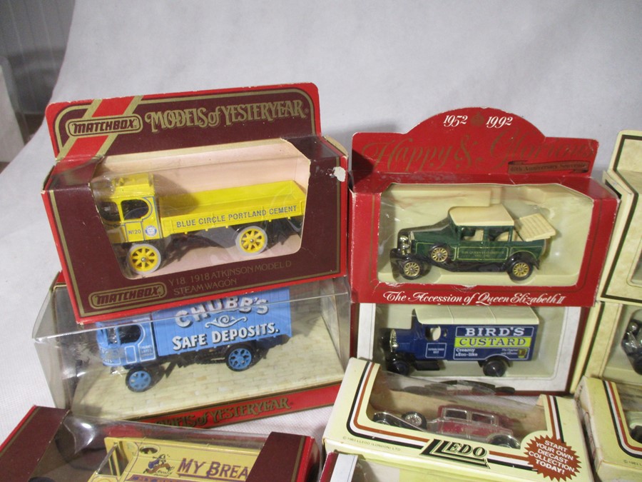 A collection of boxed die-cast vehicles including Lledo Days Gone, Matchbox Models of Yesteryear, - Bild 2 aus 9