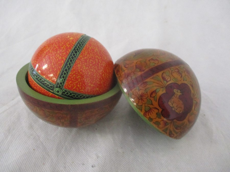 A Matryoshka style set of five nesting balls - Bild 2 aus 5