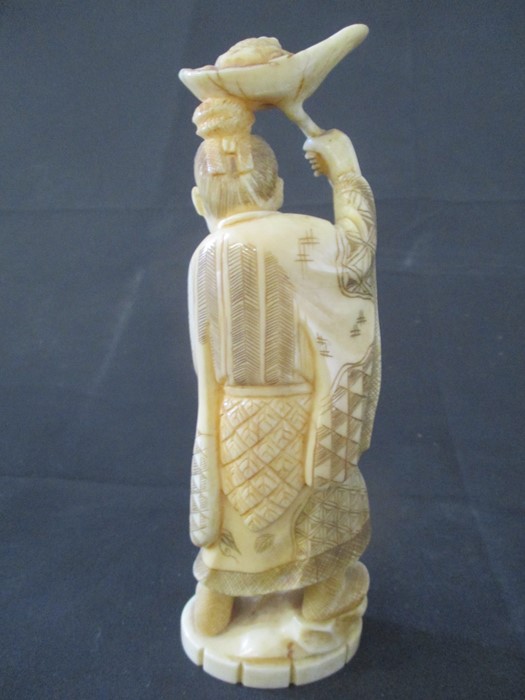 A 19th Century Japanese ivory Okimono of a man holding a lily pad over his head with a toad resting, - Image 5 of 7