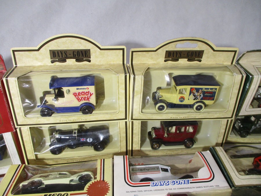 A collection of boxed die-cast vehicles including Lledo Days Gone, Matchbox Models of Yesteryear, - Bild 3 aus 9