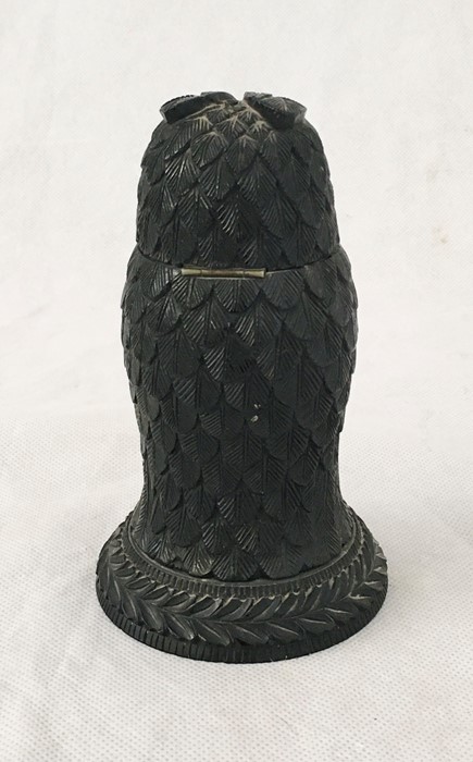 A Black Forest carved owl inkwell with glass eyes and hinged head - Bild 3 aus 5