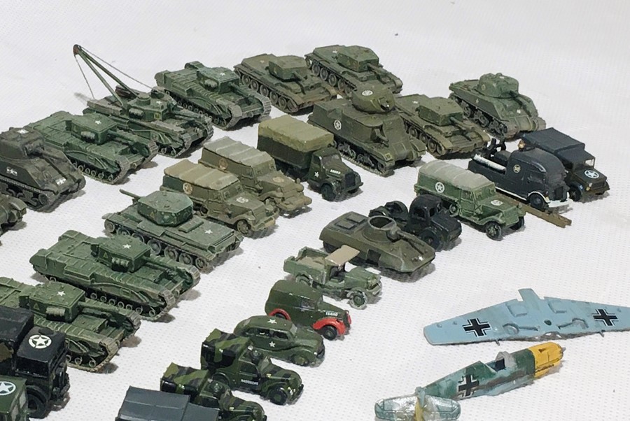 A collection of miniature model military vehicles - Bild 2 aus 3