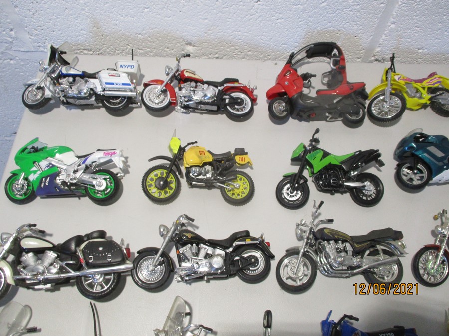 A collection of thirty six model motorcycles including Maisto etc. - Bild 2 aus 6