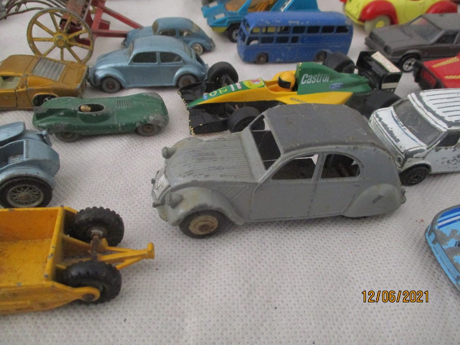 A collection of diecast toys including Dinky, Corgi, Matchbox etc. - Bild 14 aus 21