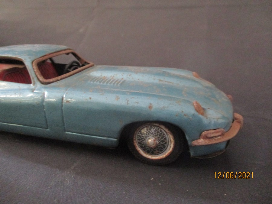A tin plate friction driven Jaguar XK-E made in Japan and a boxed Marx Toys friction motor plastic - Bild 8 aus 14