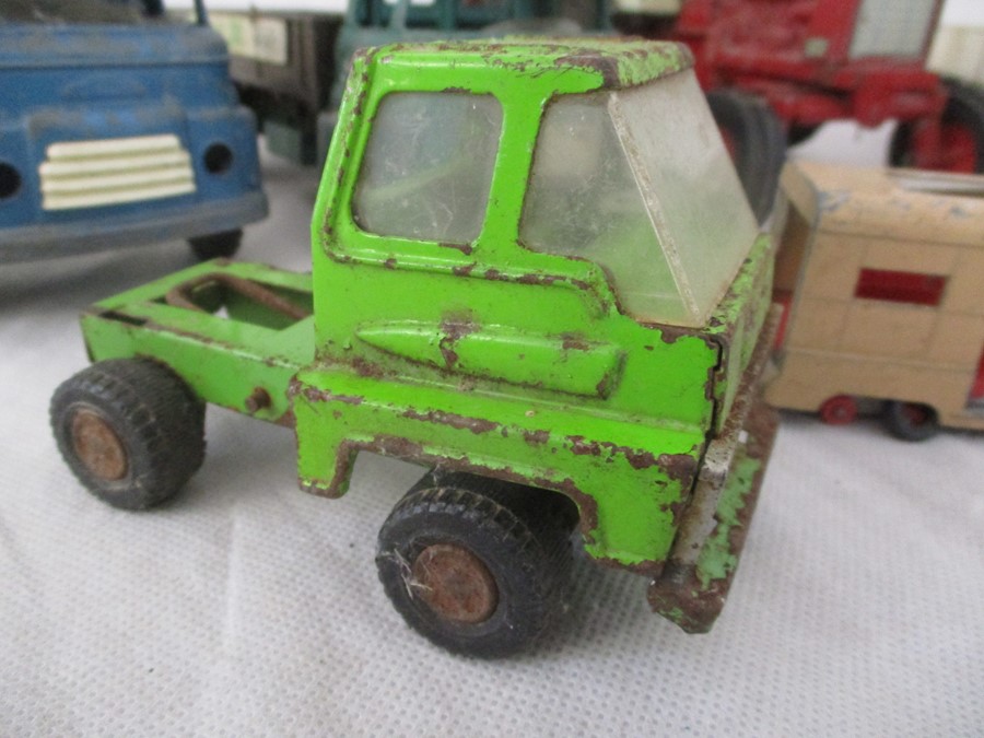 Four vintage Tri-ang Lorries, three flat bed, one tipper, plus a vintage tractor with two tin trucks - Bild 3 aus 21