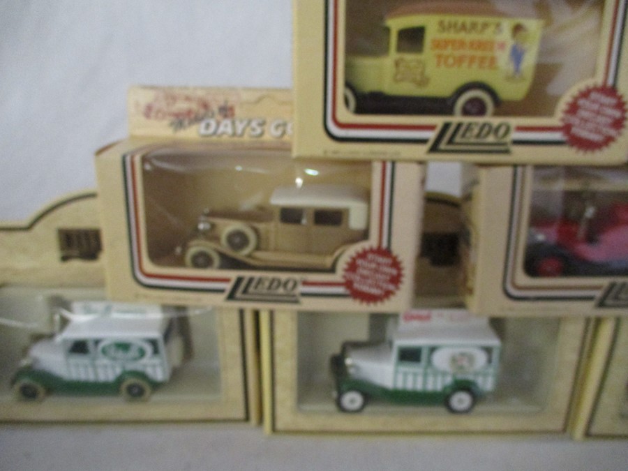 A collection of mainly boxed Lledo die-cast vehicles including "Days Gone" - Bild 8 aus 19