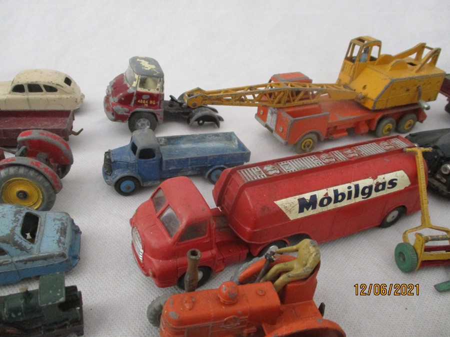 A collection of diecast toys including Dinky, Corgi, Matchbox etc. - Bild 16 aus 21