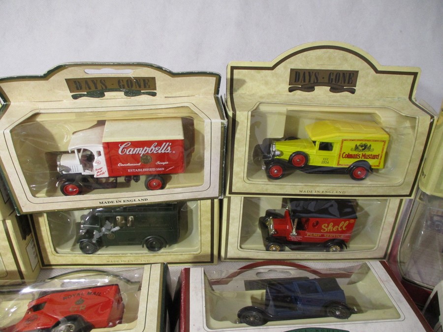 A collection of boxed die-cast vehicles including Lledo Days Gone, Matchbox Models of Yesteryear, - Bild 4 aus 9