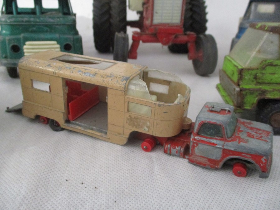 Four vintage Tri-ang Lorries, three flat bed, one tipper, plus a vintage tractor with two tin trucks - Bild 5 aus 21