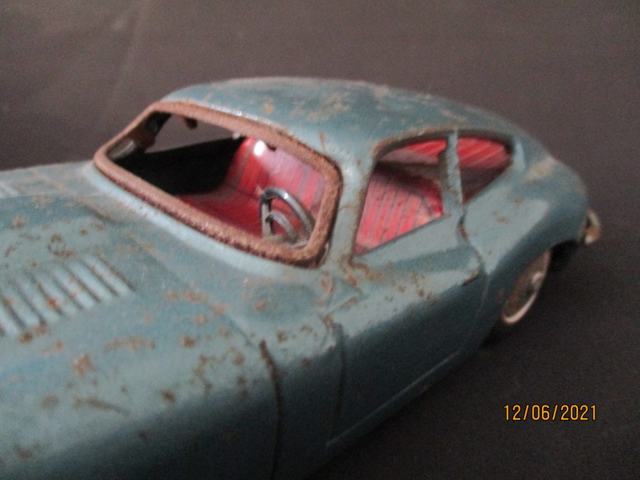 A tin plate friction driven Jaguar XK-E made in Japan and a boxed Marx Toys friction motor plastic - Bild 5 aus 14