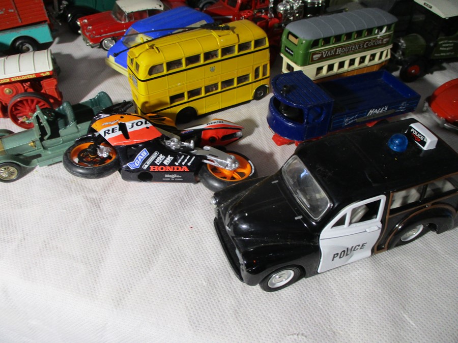 A collection of unboxed die-cast vehicles including Dinky, Corgi, Lledo, Matchbox etc - Bild 8 aus 16